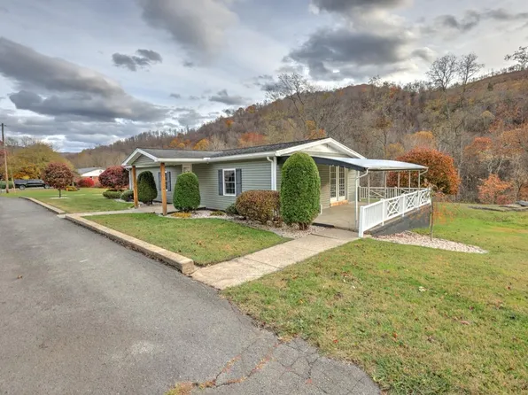 124 Middletown Dr, Richwood, WV 26261