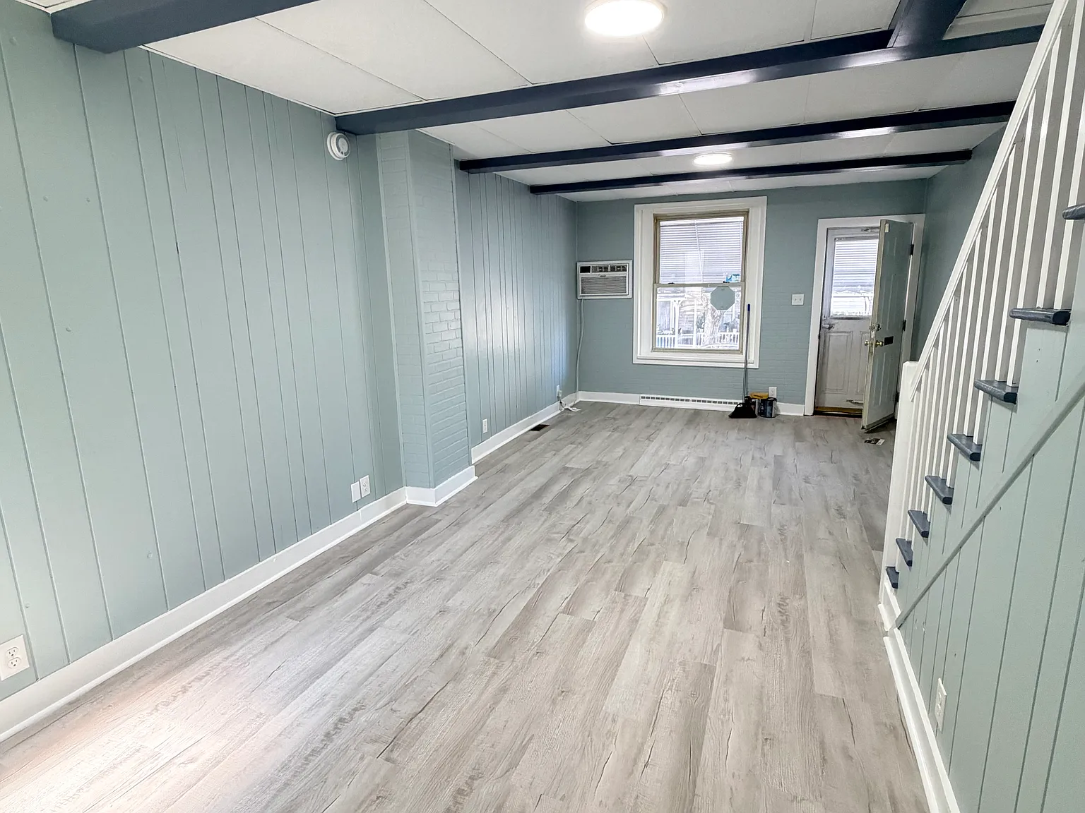 424 W Windsor St — Photo 2