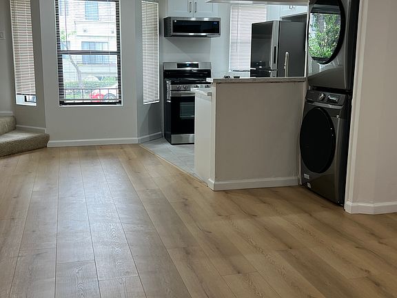 3rd image of 1244 Stanley Ave #101