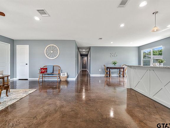 4th image of 702 Bowie St