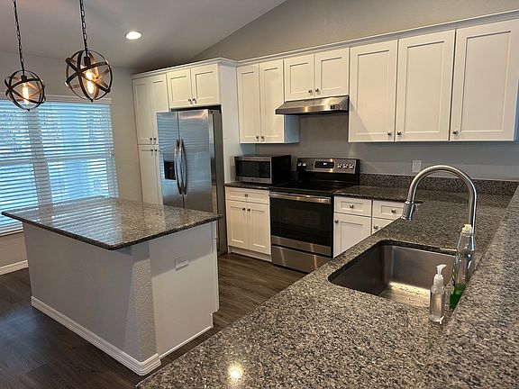 3rd image of 5825 N Larkspur Way