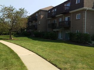 111 E Winchester Rd APT A, Libertyville, IL 60048