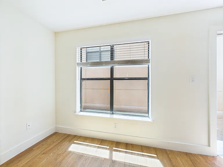 711 W 32nd St — Photo 105