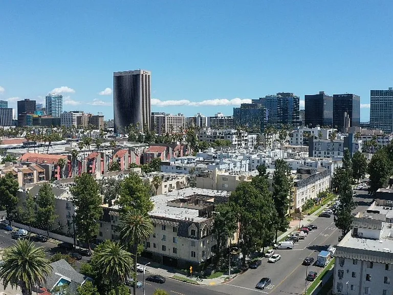 400 S Harvard Blvd — Photo 25