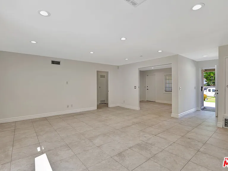 6421 Franrivers Ave — Photo 9