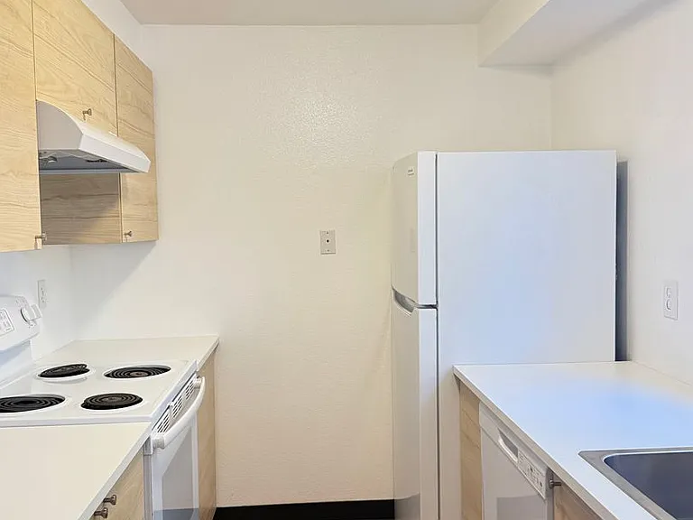 12334 SW Sussex St — Photo 4