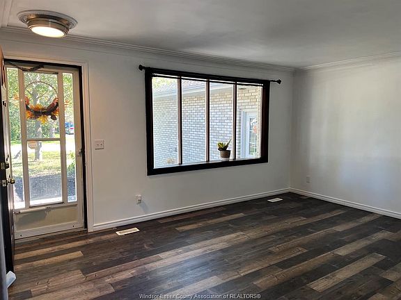 5th image of 371 Oak St