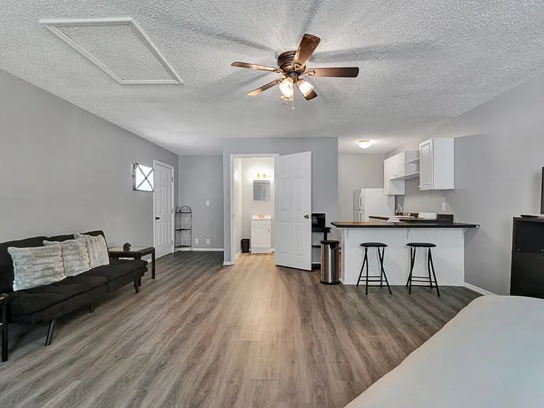 5424 Connell St #D — Photo 2