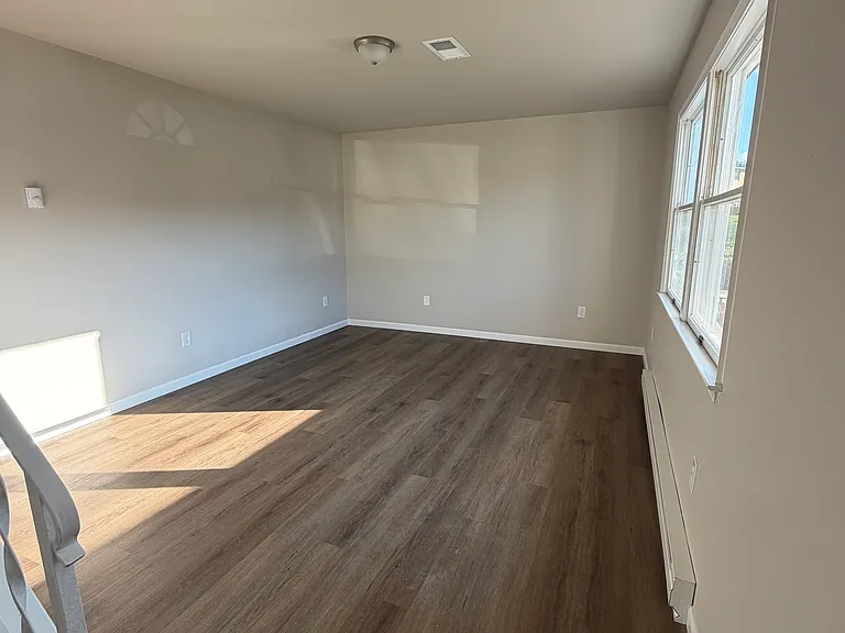 50 Eton Ct — Photo 2