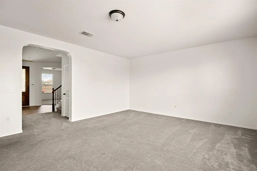 3 bed, 2.5 bath, 2489 sqft, $2,050 — Photo 4