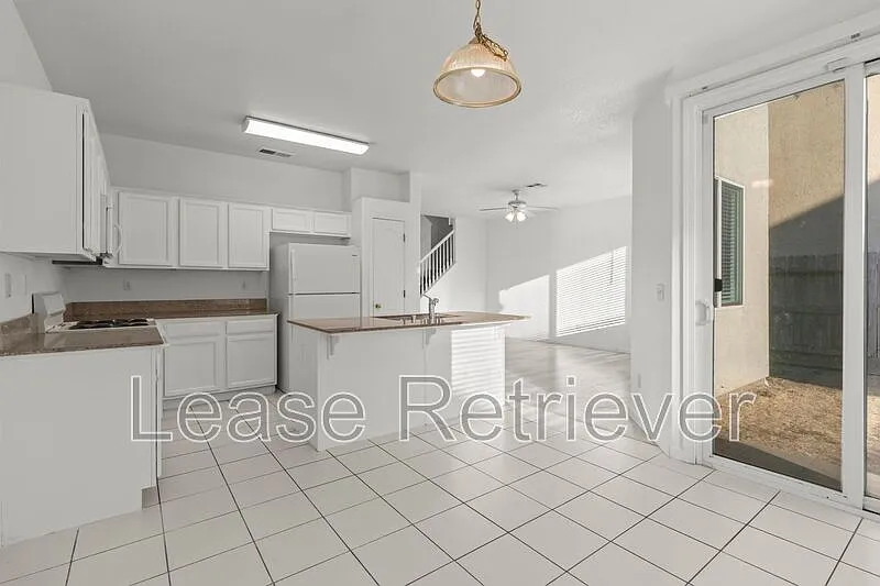 4 bed, 2.5 bath, 1926 sqft, $2,200 — Photo 3