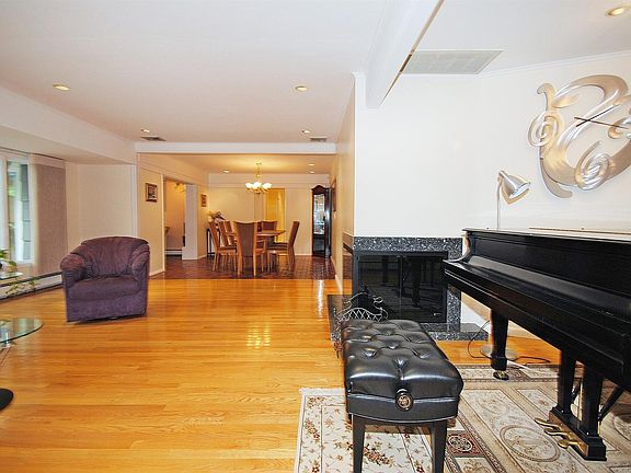 4th image of 30 Hemlock Ln