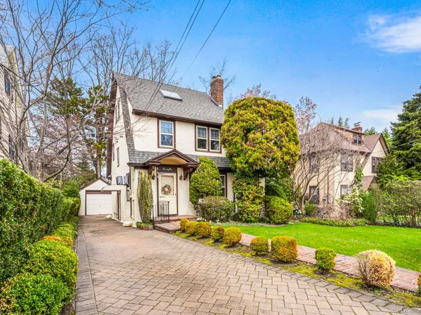 335 Warwick Avenue, Douglaston, NY 11363