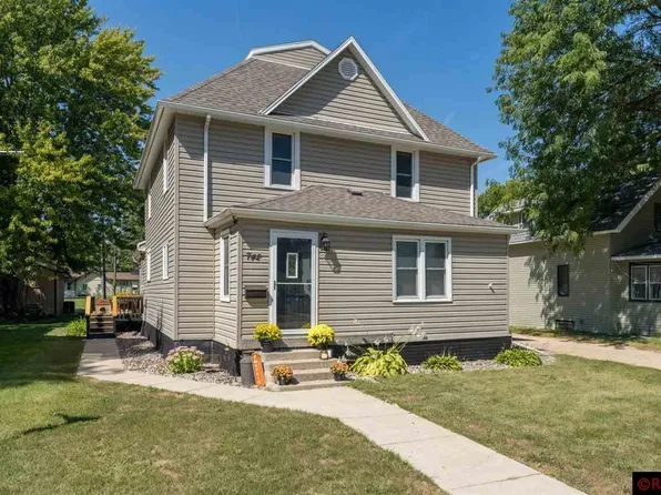 742 2nd Ave SW, Wells, MN 56097