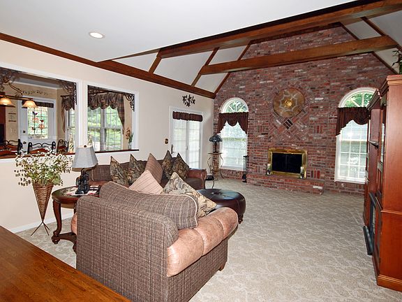 4th image of 15 Davis Ct