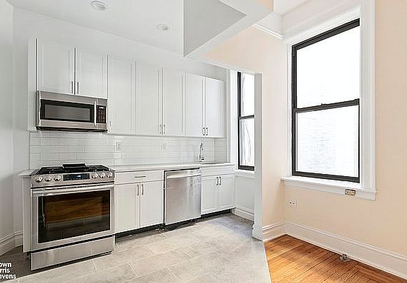 5th image of 260 W 72nd St APT 10A