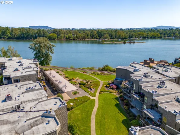5624 S Riverside Ln APT 8, Portland, OR 97239