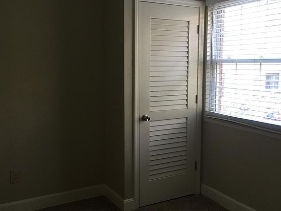 Stackable washer/dryer closet