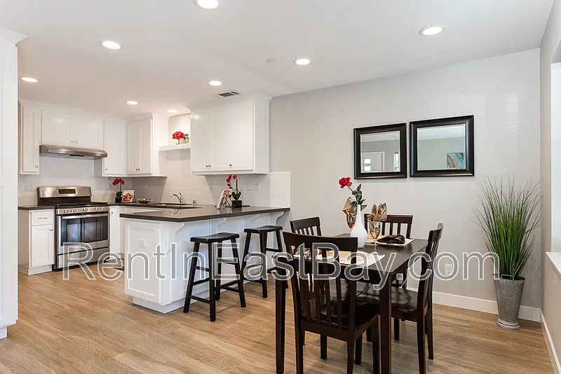 4 bed, 3.5 bath, 1800 sqft, $3,645 — Photo 2