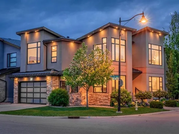 81 W Point Close SW, Calgary, AB T3H 0X4