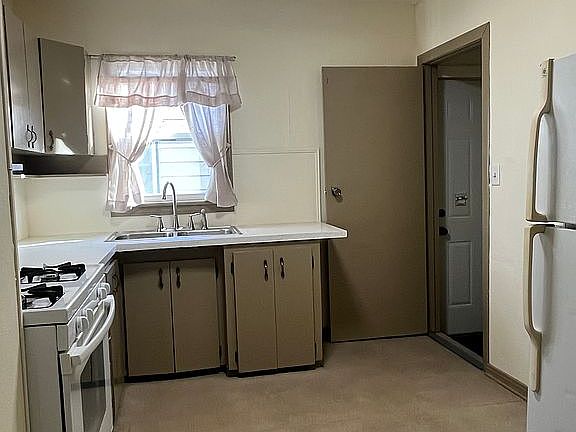 4th image of 817 Racine St