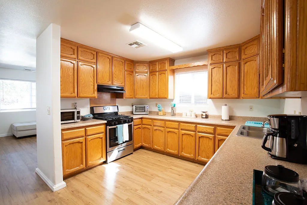 2 bed, 1400 sqft, $1,950 — Photo 2
