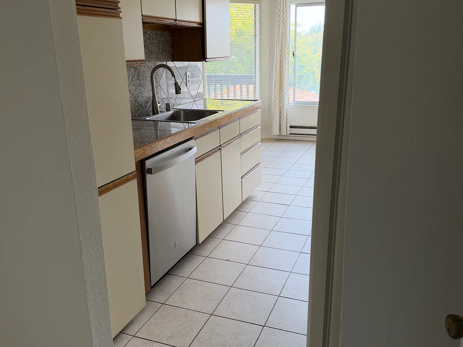 2 bed, 1100 sqft, $2,600 — Photo 3