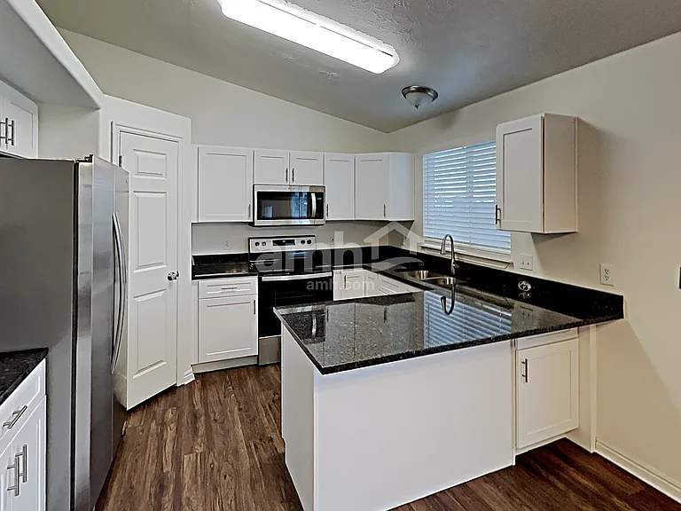 2558 S 75 E — Photo 3