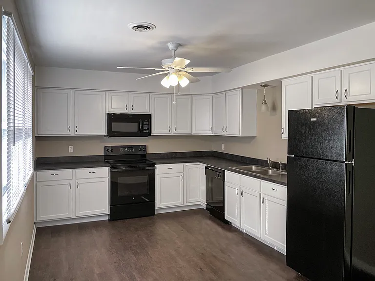 Elmwood Apartments — Photo 1