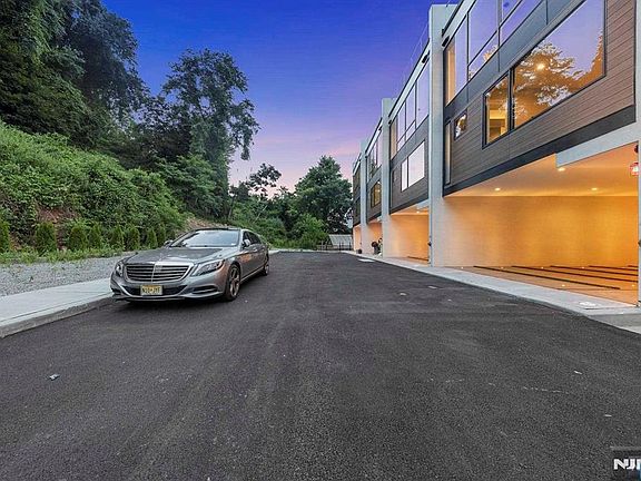 3rd image of 8822 Churchill Rd