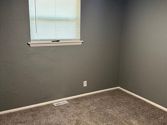 5th image of 1436 E Moses St