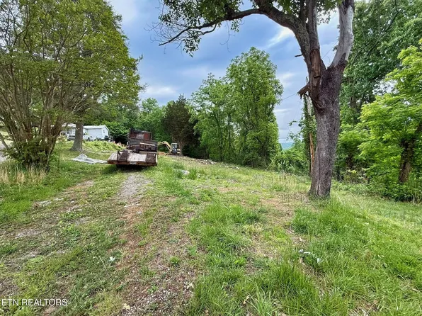 1333 Pinecrest Rd, Jacksboro, TN 37757