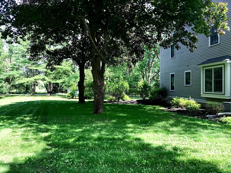 4 Lasallette Rd — Photo 39
