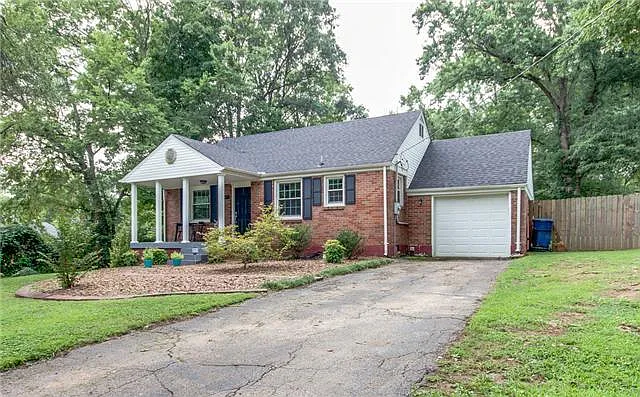 419 Chadwell Dr — Photo 2