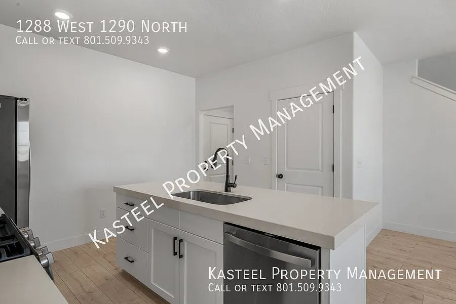 Brand-new, Beautiful 4-Bedroom Townhome — Photo 4