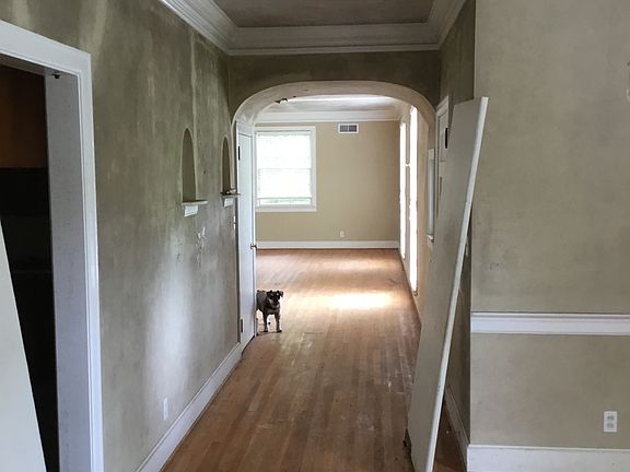 2nd image of 2035 Commodore Cir
