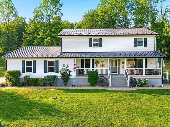 2nd image of 424 Arbogast Ln