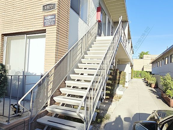4th image of 1420 Barry Ave #2