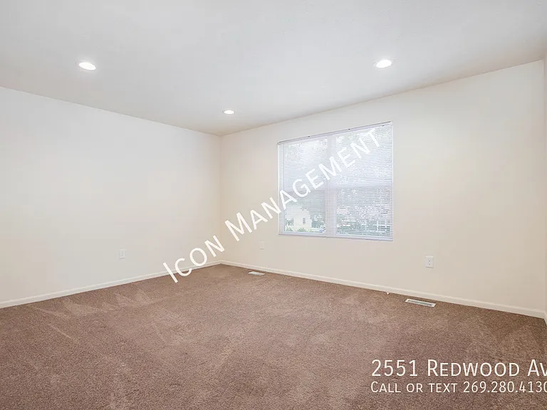 2551 Redwood Ave — Photo 10