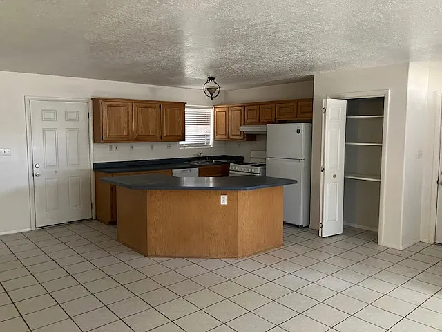 3 bed, 1349 sqft, $2,100 — Photo 2
