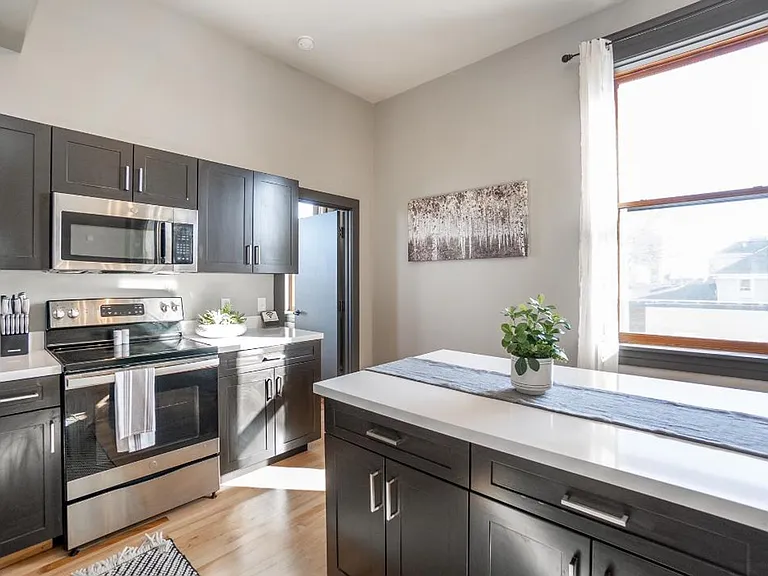 302 Commercial St — Photo 2