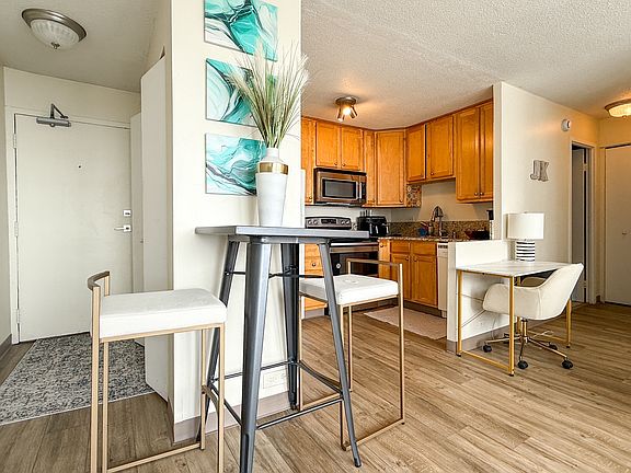 4th image of 2740 N Pine Grove Ave APT 13D