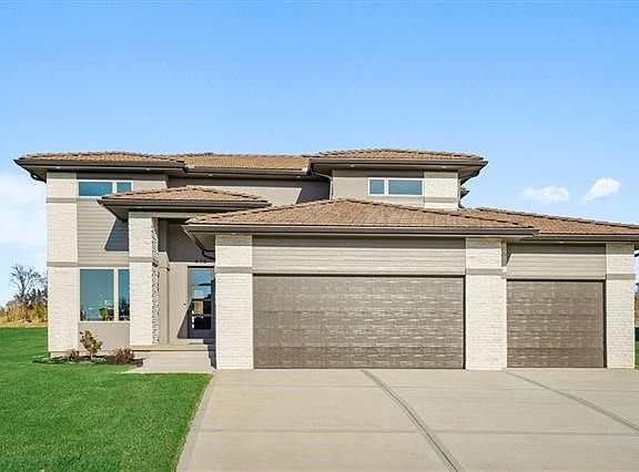2nd image of 618 NE Lone Hill Dr