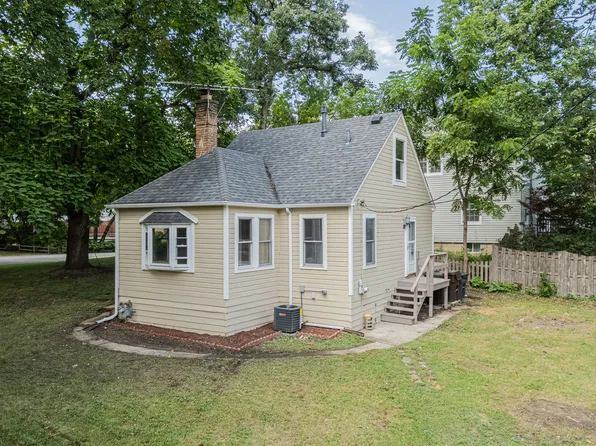 3916 Eastway Dr, Island Lake, IL 60042