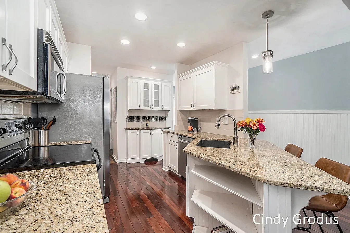 701 Sun Chase Dr — Photo 2