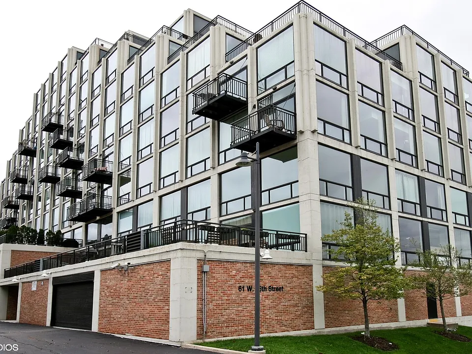 61 W 15th St #204