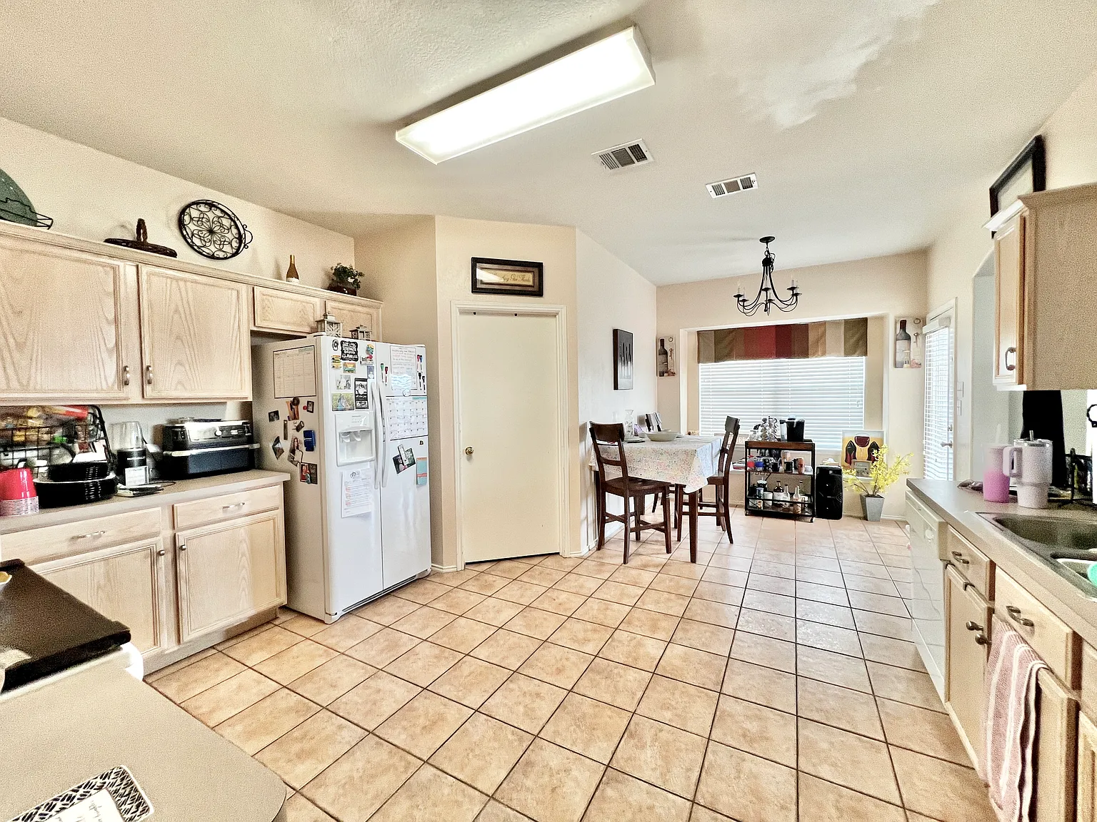 3 bed, 1616 sqft, $2,400 — Photo 3