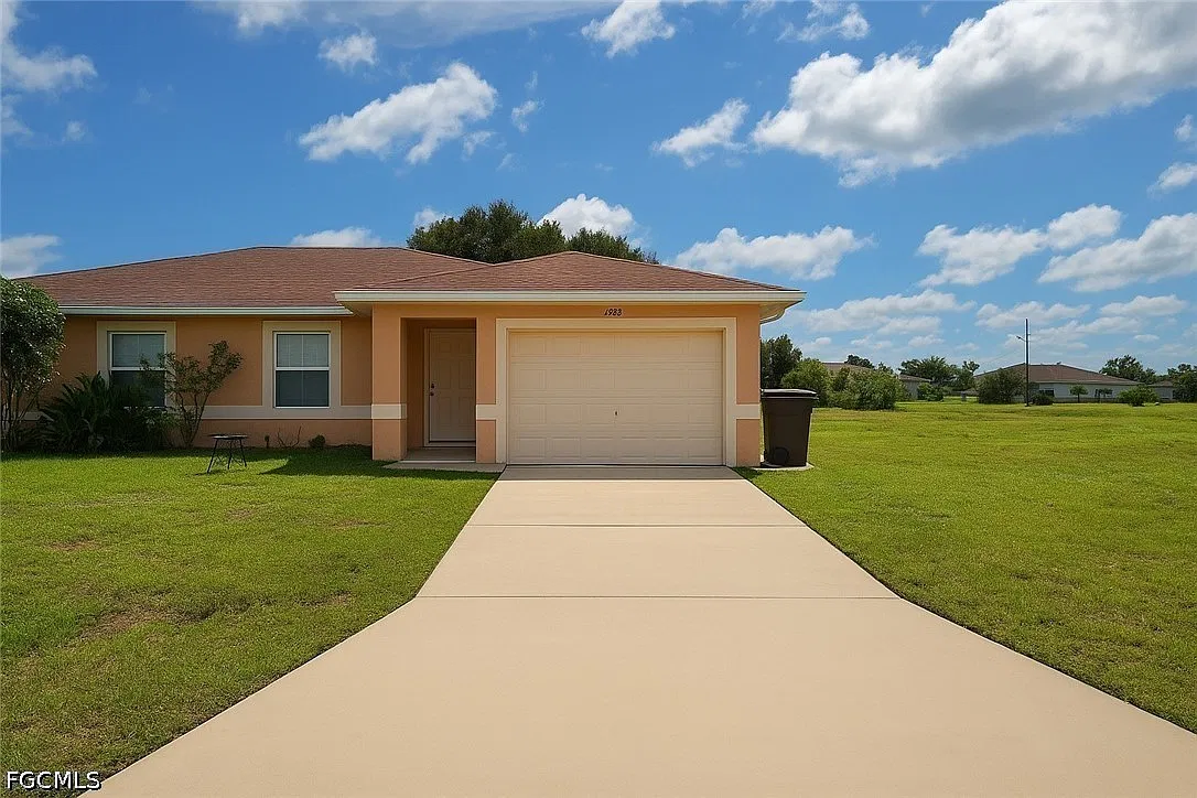 3 bed, 2.0 bath, 2330 sqft, $1,550 — Photo 1