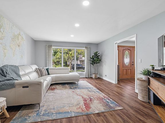 3rd image of 616 Edward Rd
