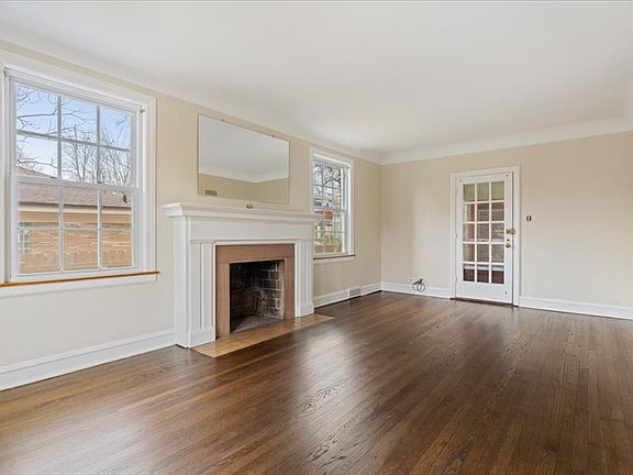 3rd image of 2123 W 107th St